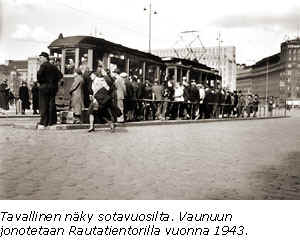 Vaunuun jonotetaan Rautatientorilla vuonna 1943.