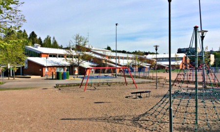 Malminkartanon ala-asteen koulurakennus ja pihanäkymä