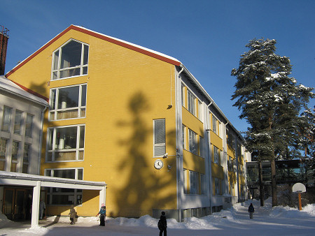 Talvinen ulkokuva koulusta