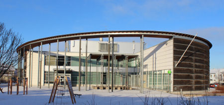 Koulun välituntipiha etuoven puolelta talviaikaan