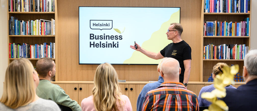 A man givin a presentation about Business Helsinki