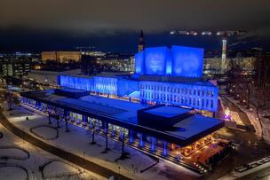 Finlandia-talo iltavalaistuksessa.
