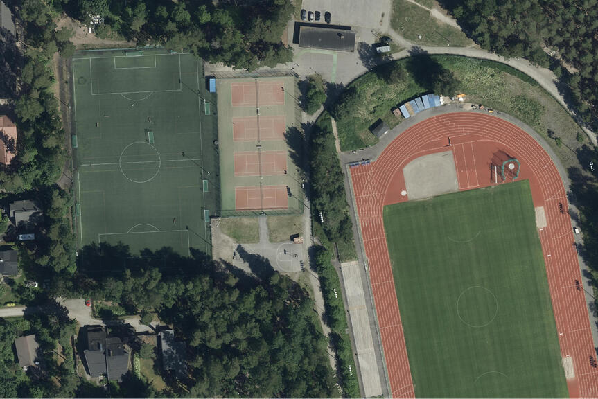 Ilmakuva, jossa näkyy jalkapallokenttä, tenniskentät ja yleisurheilukenttä