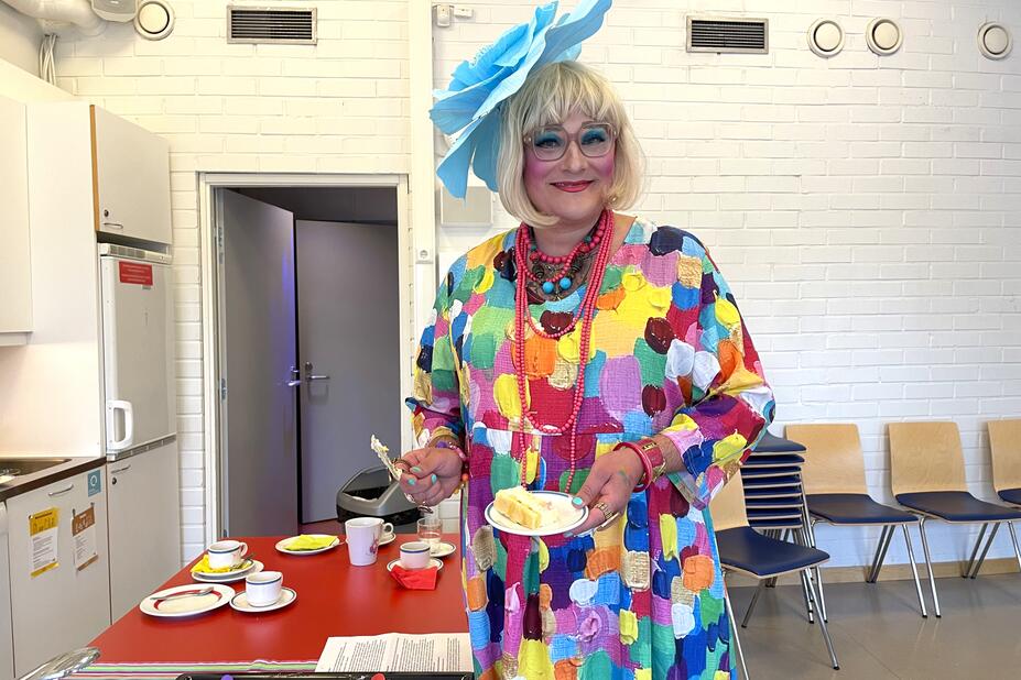 Drag-taiteilija Maimu Brushwood pukeutuneena värikkääseen asuun.