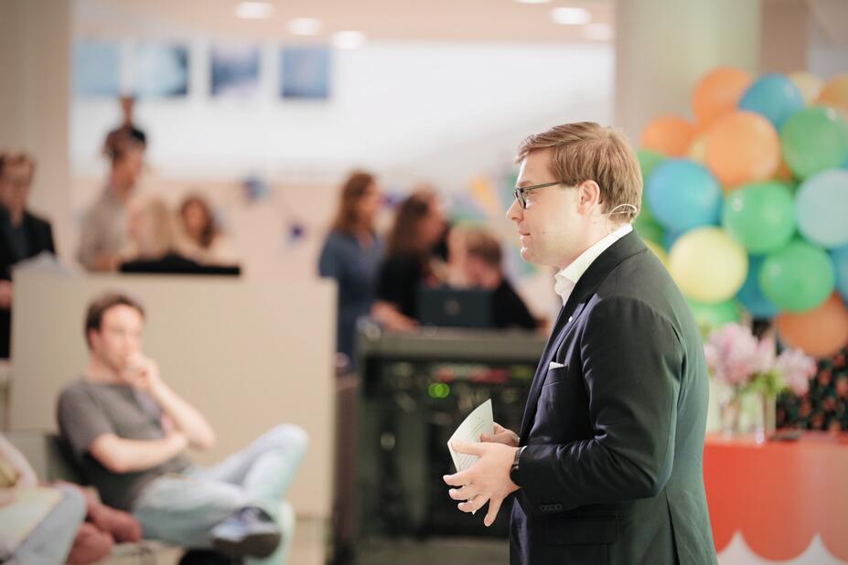 Mayor Sazonov speaking at Helsinki Welcome Day event.