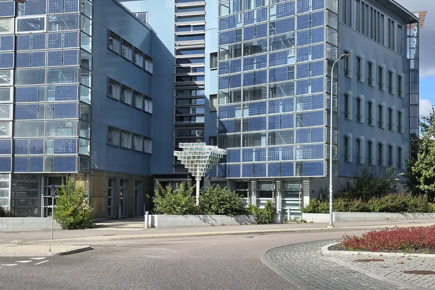 Viikin kirjaston väistötila ulkopuolelta. Moderni lasipintainen rakennus.