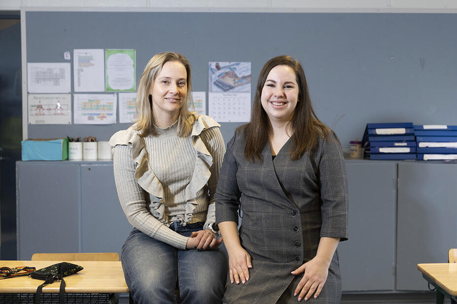 Hanna-Riikka Ikonen ja Monika Autio luokassa