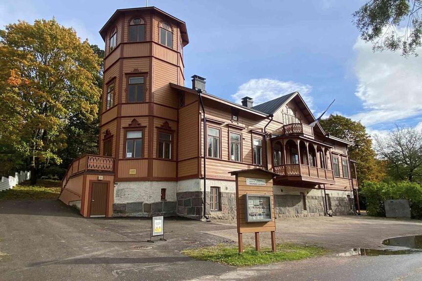 Oulunkylän seurahuoneen rakennus, jonka etualalla ilmoitustaulu