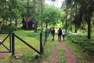 Hikers in Vartiosaari.