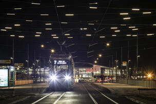 Kuvassa raitiovaunu Jätkäsaaressa.