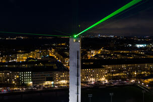 Ajan Lennätin lähettää lasersäteitä Olympiastadionin tornista.