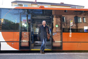 Ihminen tulossa ulos bussista.