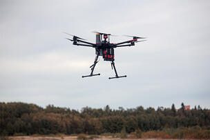 Drone lentää taivaalla.