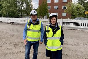 VM Suomalaisen Harri Kallio ja apulaispormestari Anni Sinnemäki Kulosaaren katutyömaalla. 