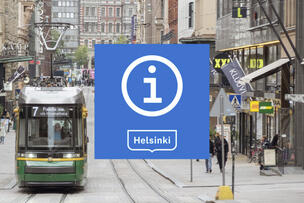 Raitiovaunu lumisella kadulla.