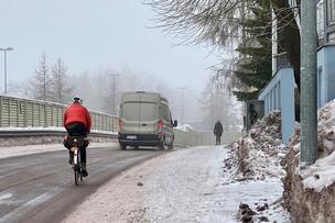 Liikennettä Kulosaaren puistotiellä helmikuussa 2021.