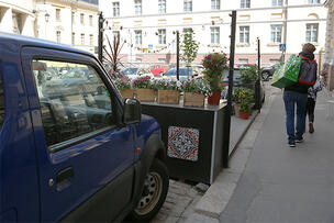 Parklet. Kuva: Janne Koivisto / Helsingin kaupunki