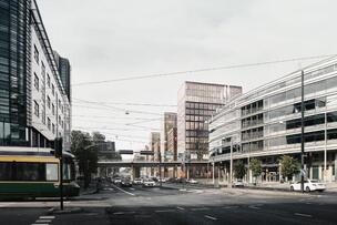 Toimitsotaloja kadun varrella, raitiotie.
