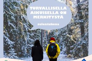 Kampanjakuvassa kaksi kävelevää henkilöä kuvattu takaa päin lumisessa metsässä.