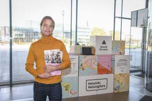 Mies kertoo OmaStadista ja neuvoo, miten OmaStadin verkkosivuilla voi äänestää.