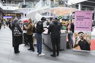 Ihmiset keskustelevat OmaStadin äänestyksestä Triplan kauppakeskuksessa.