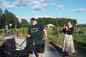 Perhe poseeraa puun istuttamisen jälkeen. 