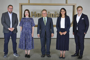 Kuvassa on Helsingin uusi pormestarikunta eli Paavo Arhinmäki, Anni Sinnemäki, Juhana Vartiainen, Nasima Razmyar ja Daniel Sazonov