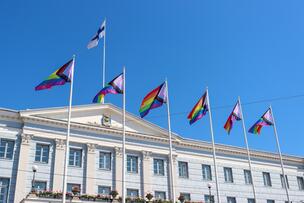 Pride-liput liehuvat kaupungintalolla.