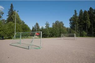 Puistojen hiekkakenttiä on talvisin jäädytetty luistinradoiksi. Kuvassa Vesalanpuiston hiekkakenttä kesällä.