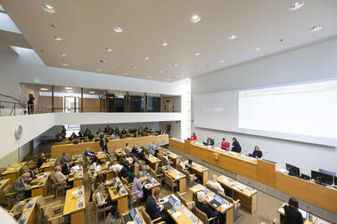 Kaupunginvaltuutettuja valtuustosalissa.