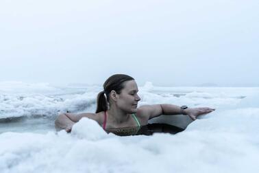 Nainen uimassa avannossa