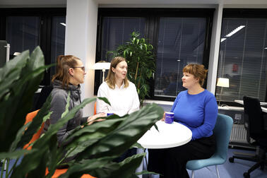 Tanja, Iida ja Emma pöydän ääressä.