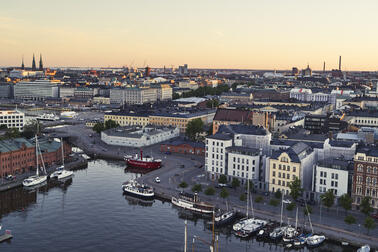 Ilmakuva Helsingistä. Etualalla Katajanokkaa ja Pohjoisrantaa.