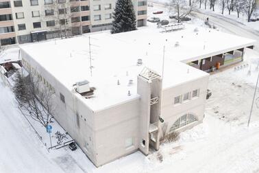 Koskelan nuorisotalo aurinkoisena päivänä.