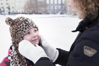 Äiti ja lapsi katsovat toisiaan ulkona