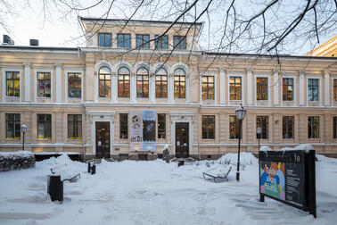 Kuva Annantalosta pääsisäänkäynniltä päin lumisessa maisemassa.