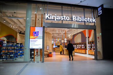 Kalasataman kirjaston sisäänkäynti kauppakeskus Redissä.