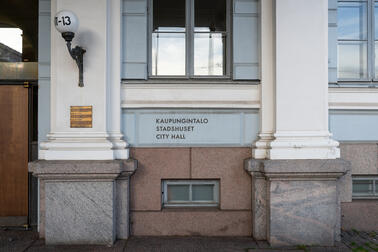 Kaupungintalon julkisivu.