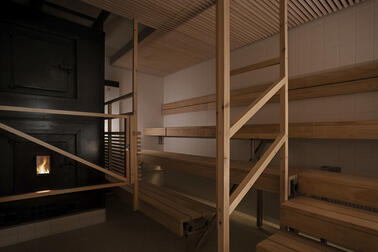 Yrjönkadun uimahallin puusauna lauteineen ja kiukaineen.