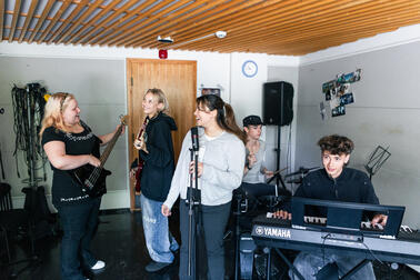 Nuoret harjoittelevat esiintymistä bändikämpällä.