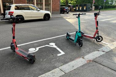 Sähköpotkulautoja pysäköitynä.