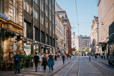 Katunäkymä Aleksanterinkadulta kesällä 2024.