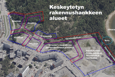 Ilmakuva työmaa-alueesta. Kuvaan on merkitty keskeytetyn rakennushankkeen alueet ja suojellun noron likimääräinen sijainti. Kadut on merkitty punaisella ja tontit sinisellä.