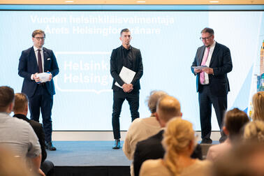 Jarkko Nieminen vastaanottaa vuoden helsinkiläisvalmentaja-palkintoa Helsinki-päivänä 12.6. 2024.