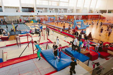 Lapsia Kisahallissa.