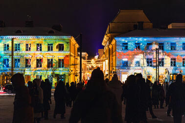 Ihmisiä Lux Helsinki -valotaidefestivaalilla