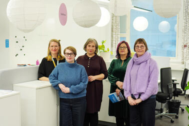 Koulutuspolun työryhmäläiset hymyilevät kameralle.