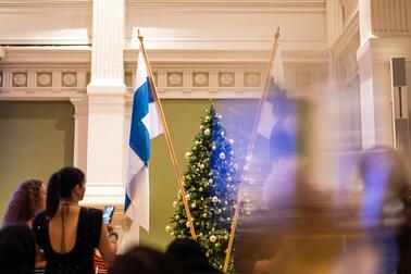 Finnish flags and a decorated Christmas tree.