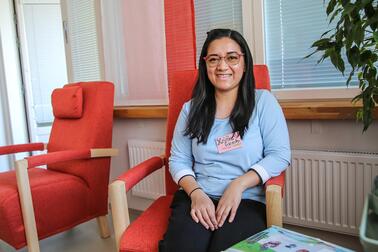 Kristine Buyose istuu nojatuolilla.