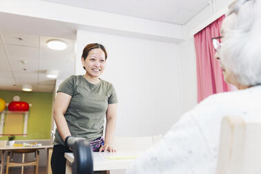  Filippiiniläinen hoiva-avustaja Jenelyn on töissä Itäkeskuksen palvelutalossa.